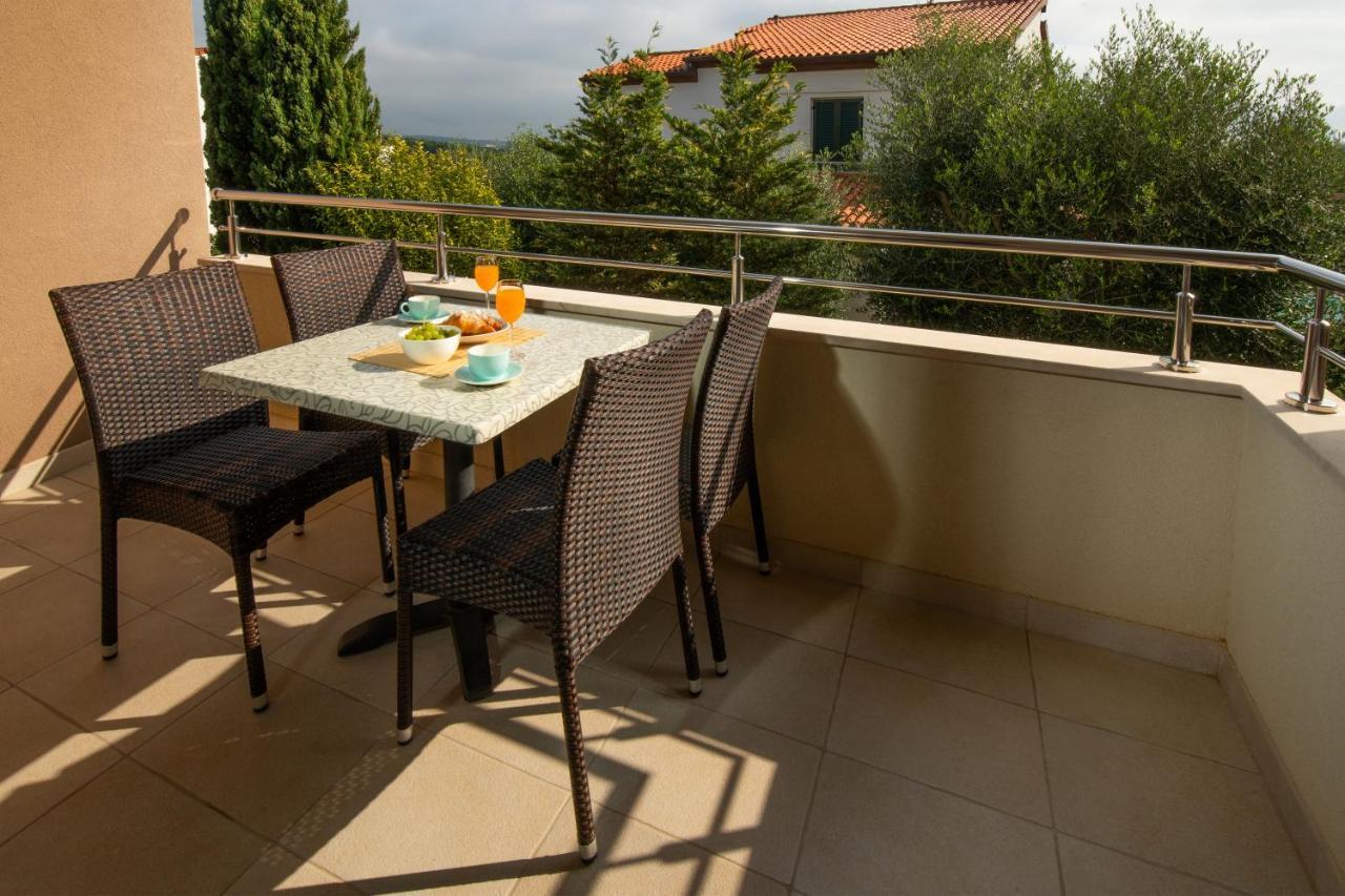 Apartments Oliva Premantura Exterior photo
